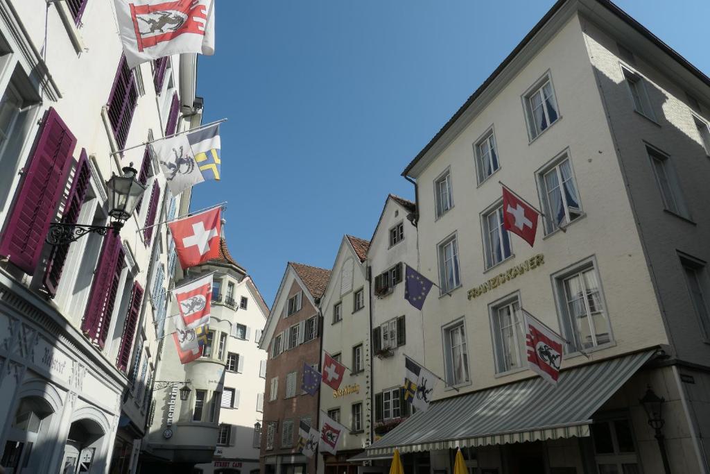 库尔法兰西斯坎酒店的城市中一条有建筑物和旗帜的街道