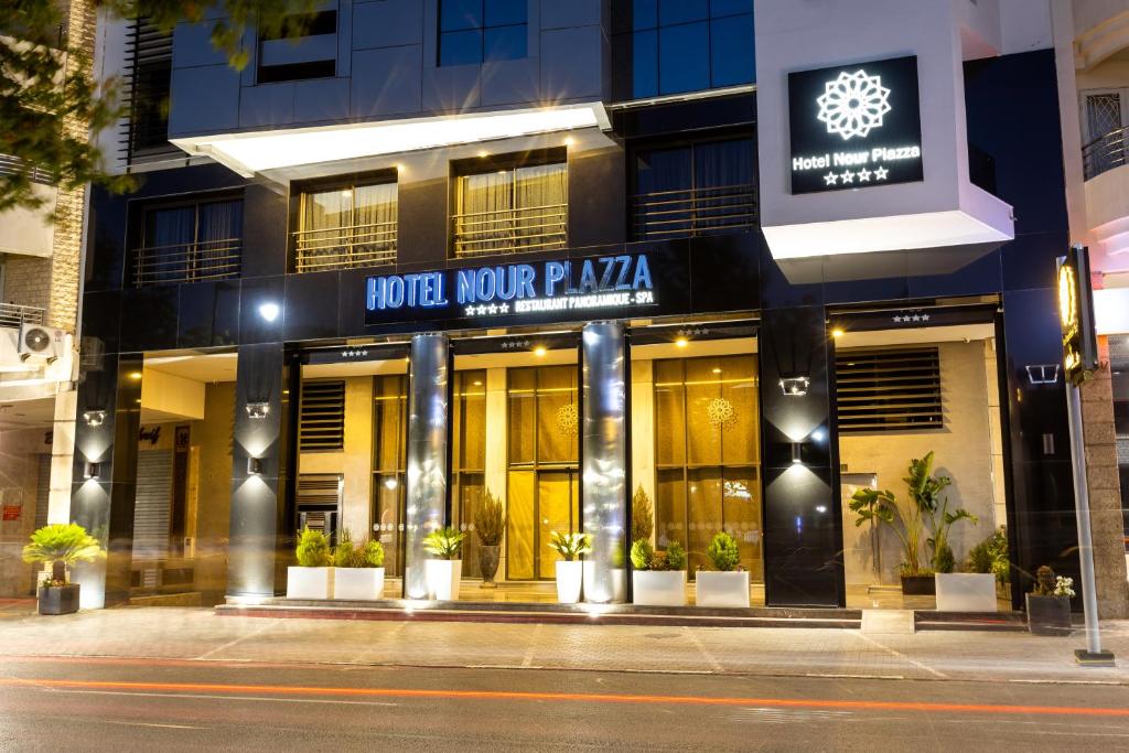 非斯Nour Plazza Hotel的前面有标志的建筑