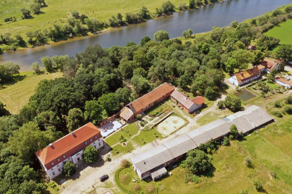 KehnertGutshof Kehnert - Pension & Ferienwohnungen的享有河边建筑物的空中景致