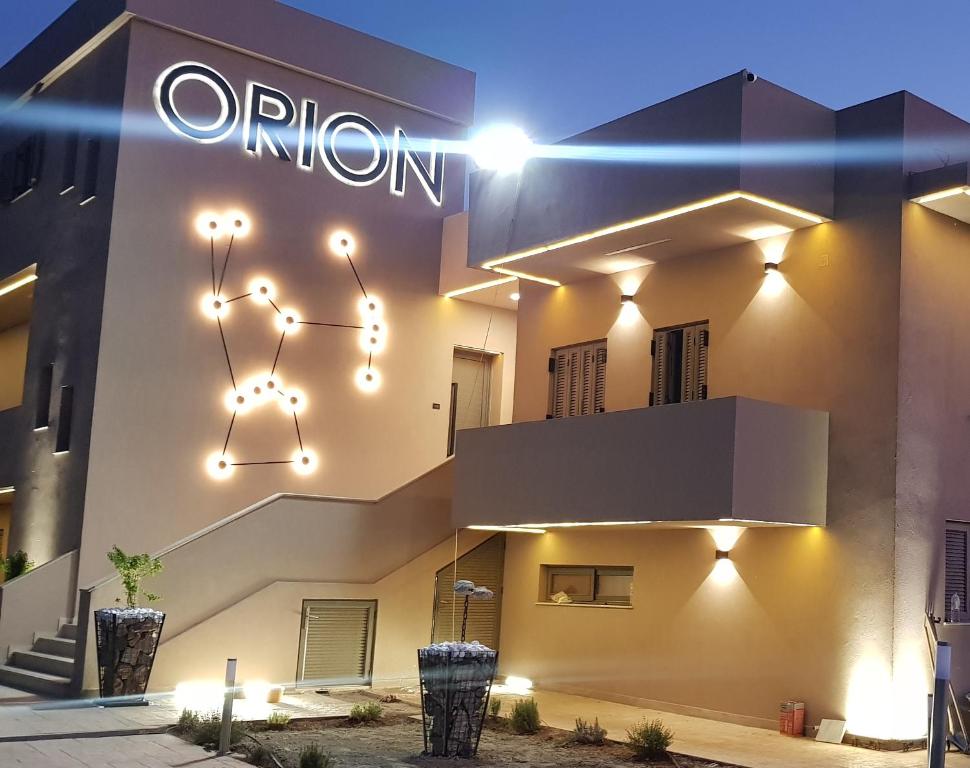 卡特罗斯Orion Eco Suites的建筑的一侧有灯