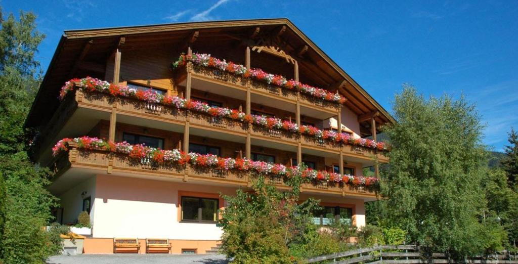 文斯Hotel Pension Weiratherhof的一座在阳台上种满鲜花的建筑