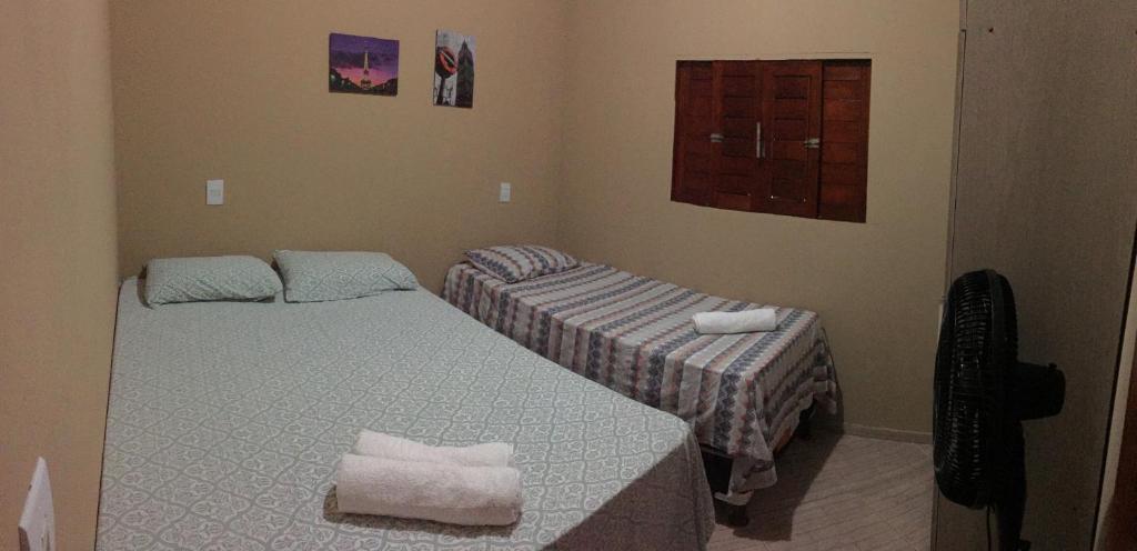 皮帕Residencial Sibaúma的小客房内的两张床和毛巾