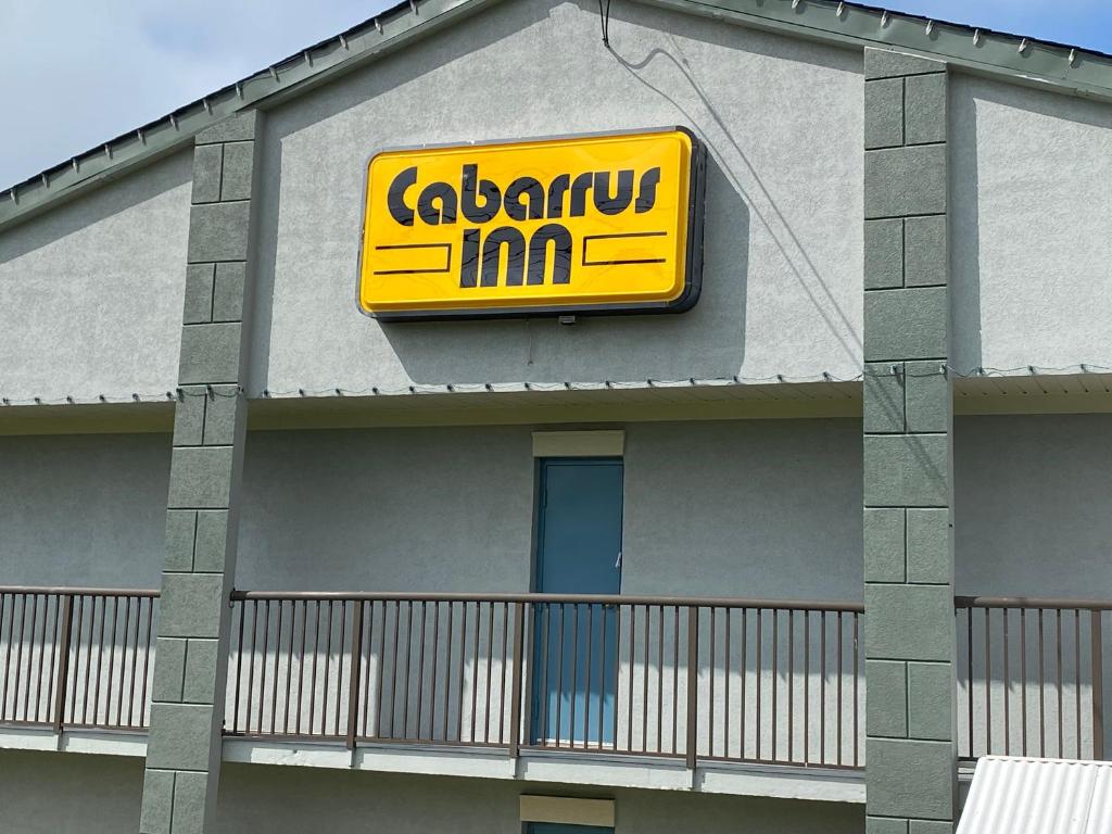 康科德Cabarrus Inn的建筑物一侧的黄色标志