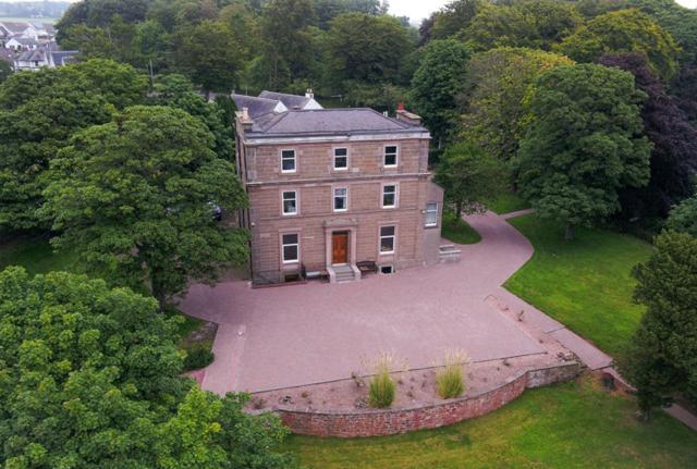 卡诺斯蒂Morven Guest House Carnoustie的享有大房子空中美景,设有庭院