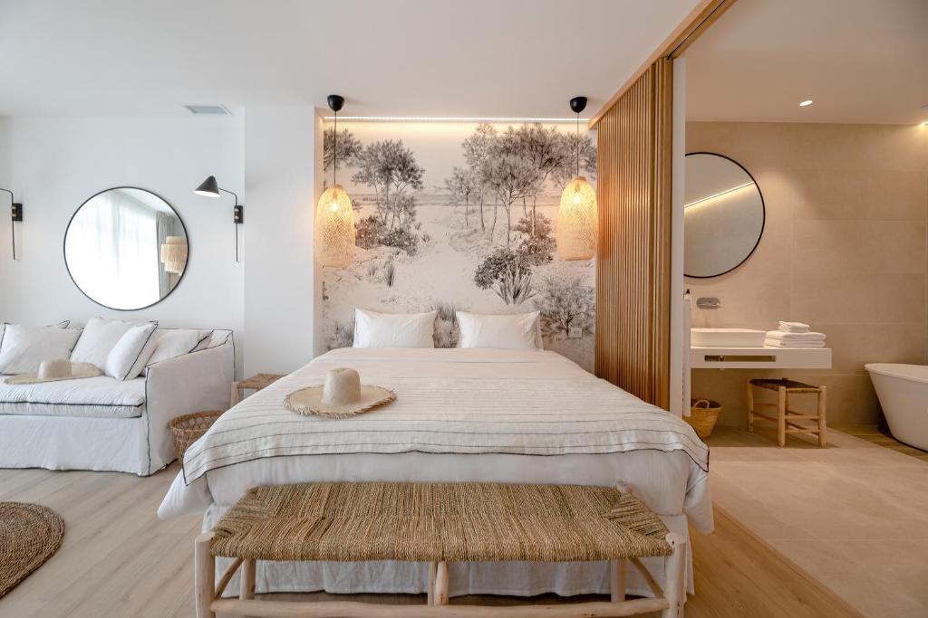 科利尤尔Les Suites de Collioure的一间带大床的卧室和一间浴室