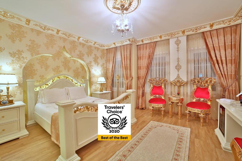 伊斯坦布尔伊斯坦布尔白宫酒店的一间卧室,配有一张带旅行者大号床标志的床