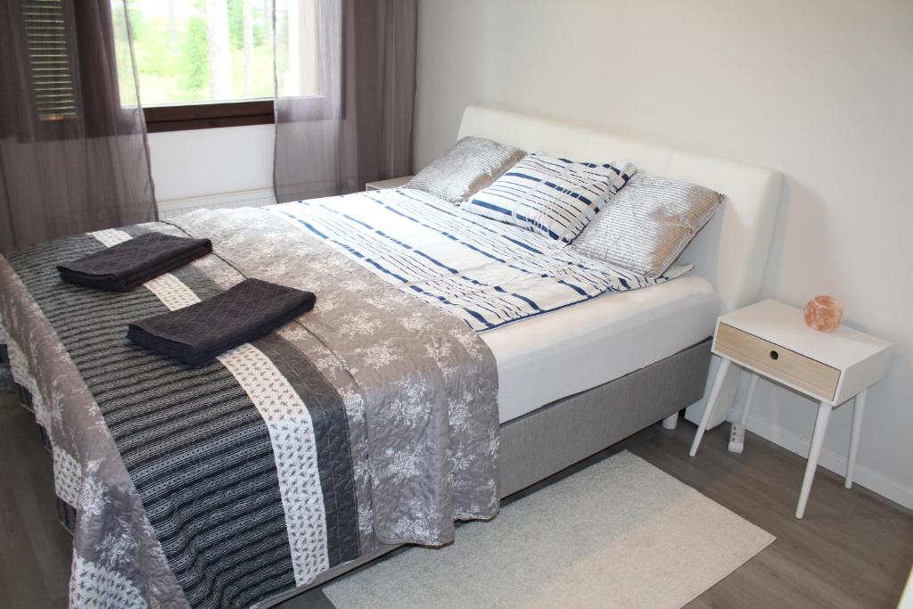 锡林耶尔维Bright star apartament Siilinjärvi的床上有毯子和枕头