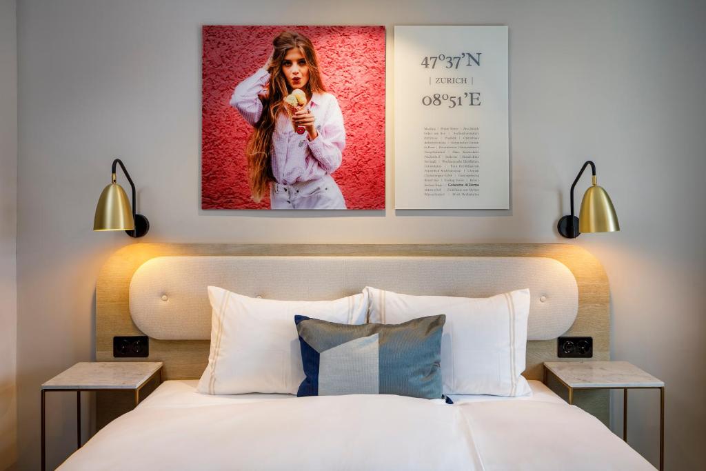 苏黎世Hotel Felix的卧室配有一张壁挂式海报的床