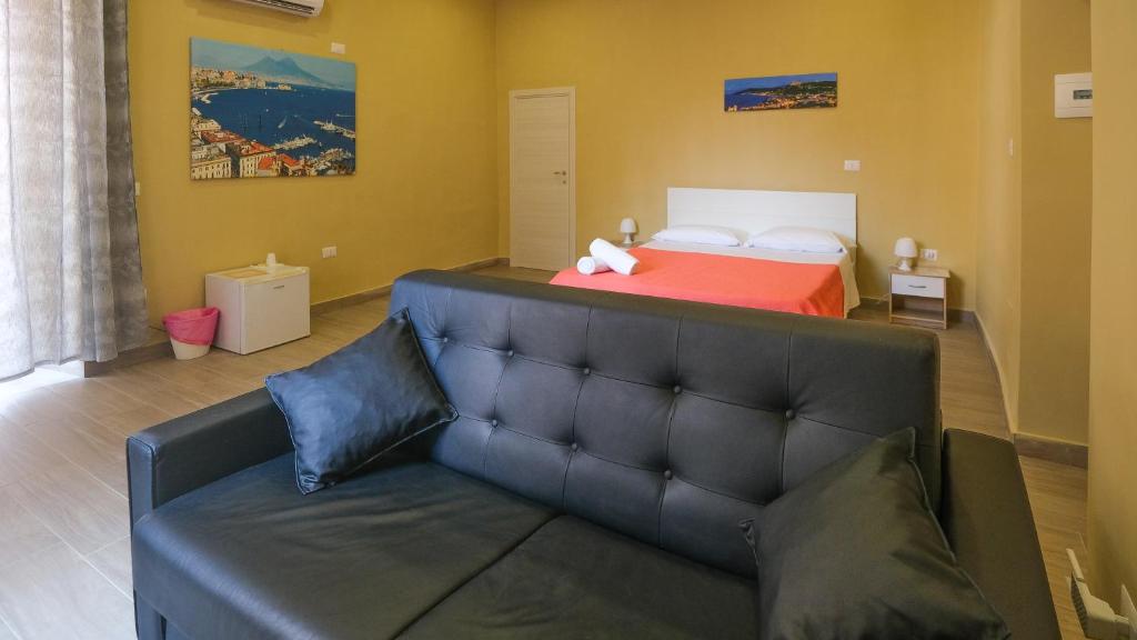 那不勒斯皇家但丁住宿加早餐旅馆的客厅配有沙发和1张床