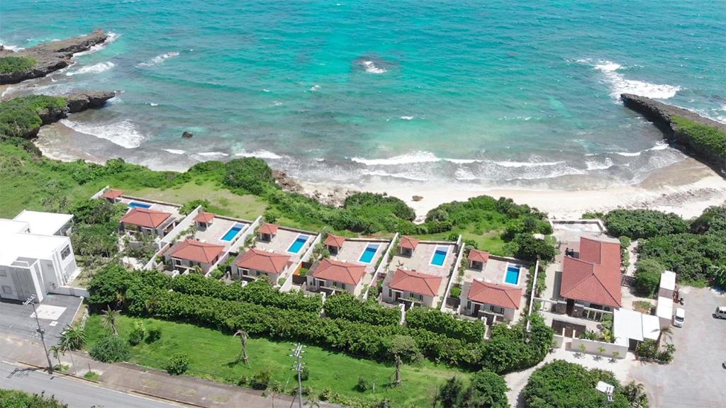 宫古岛维拉布度假酒店的享有海滩的空中景致,设有房屋和海洋