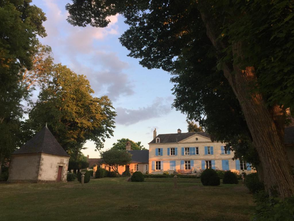 Lussault-sur-Loire德宾泰木屋酒店的草地上的一个白色大房子