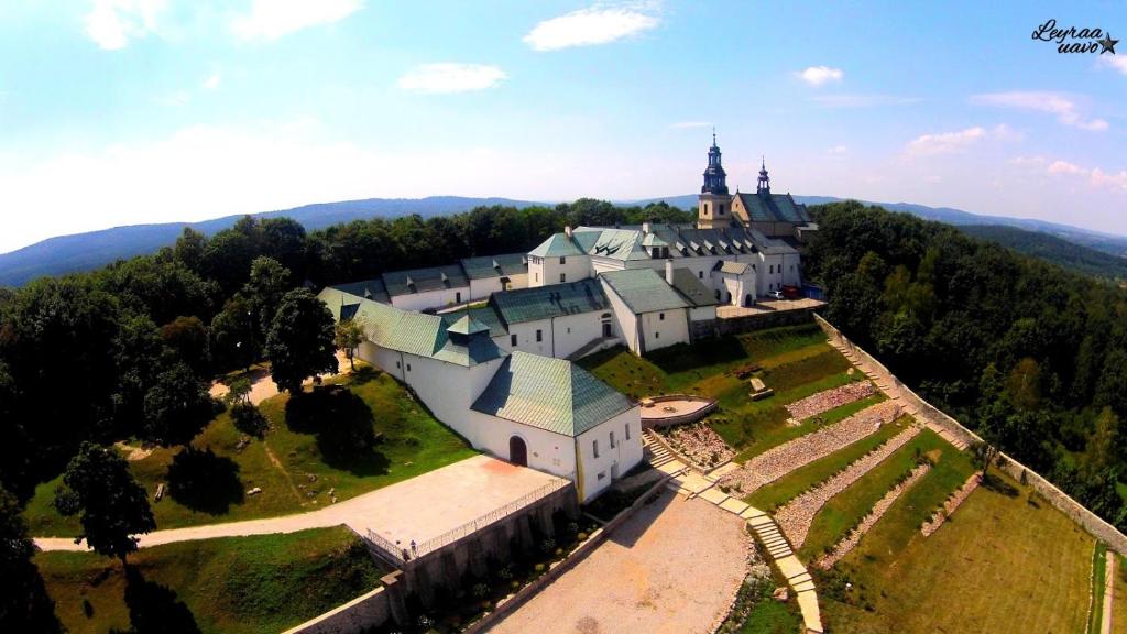 凯尔采Karczówka Klasztor的享有山丘上一座大型城堡的空中景致