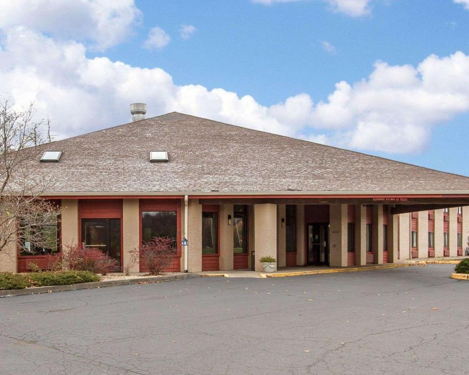 马科姆Quality Inn Macomb near University Area的前面有停车位的大楼