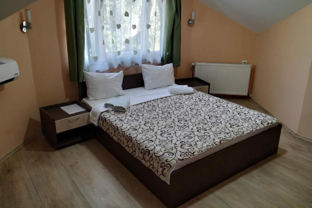 新瓦罗什Restoran Filipovic的卧室配有带白色枕头的大床