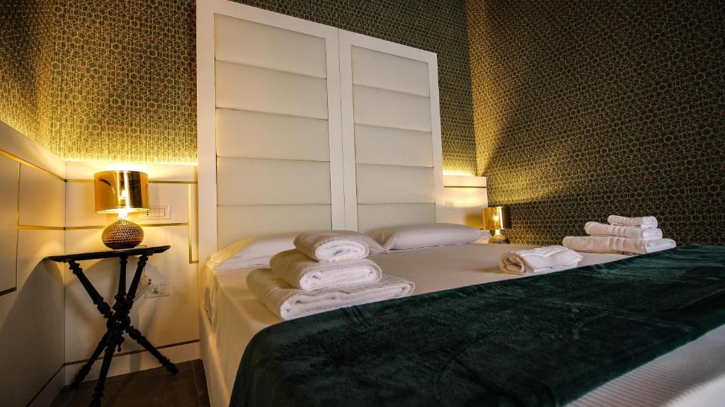 拉奎拉Nel Cuore dell'Aquila BnB的酒店客房,配有带毛巾的床