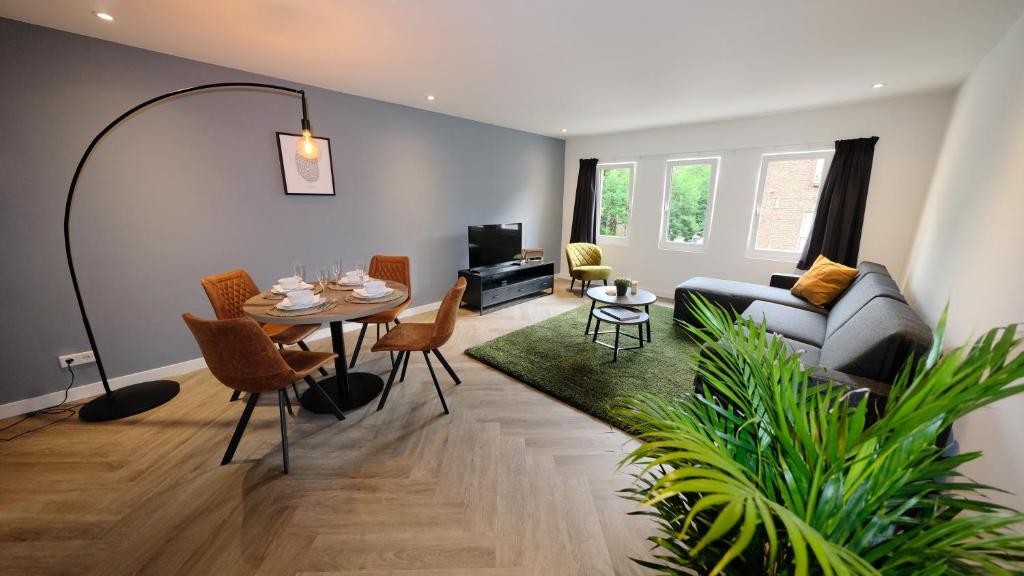 埃因霍温Spacious 65m2 Apartment in the Centre of Eindhoven的客厅配有沙发和桌子