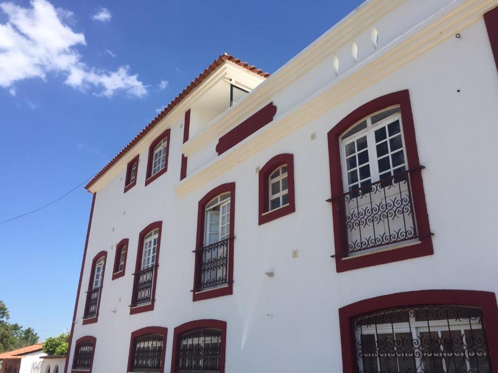 西尔韦斯Ponte Romana的白色的建筑,设有黑窗,天空蓝色