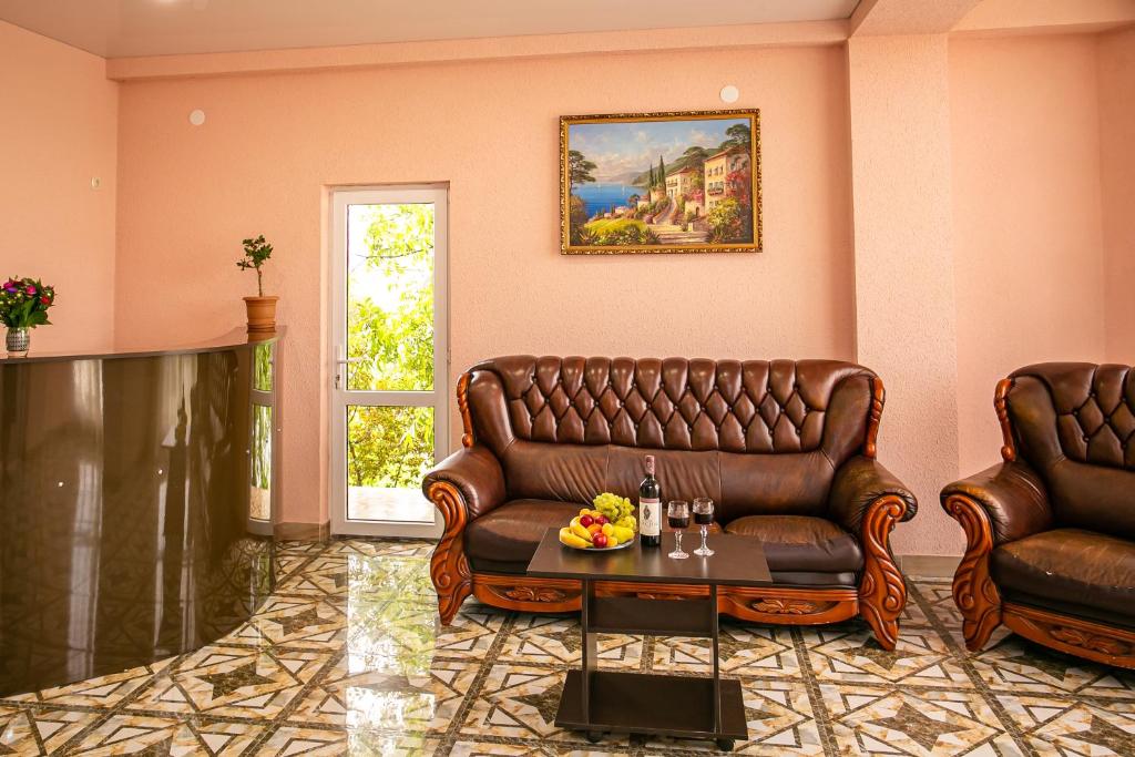 古达乌塔SanZazila的客厅配有两张真皮沙发和一张桌子