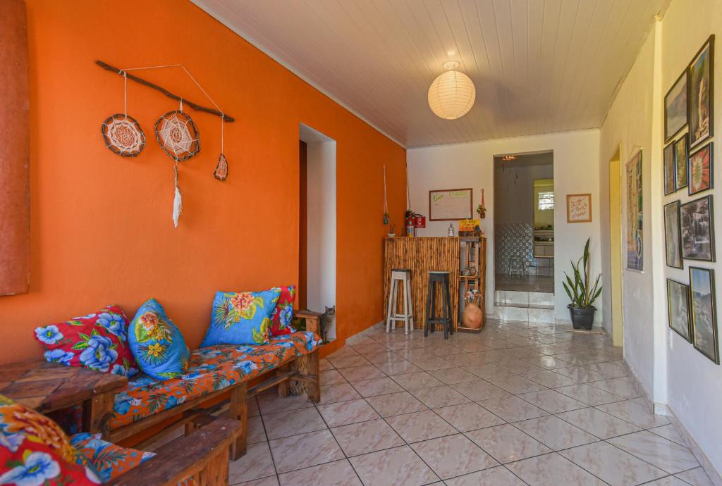伦索伊斯MangaMel Hostel的带沙发和橙色墙壁的客厅