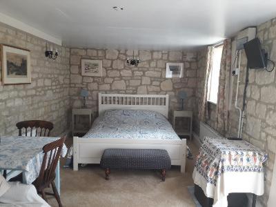 MarnhullThe Barn @ Hillside的一间卧室配有一张床和两张桌子及椅子