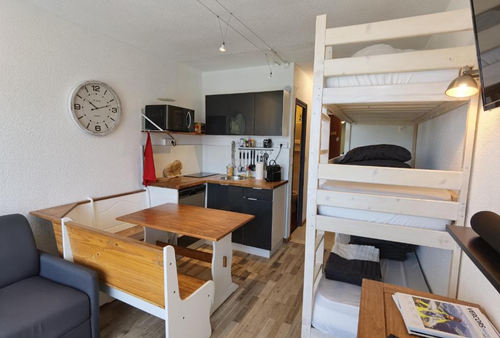 维拉尔-德朗Le balcon de villard的一间小公寓 - 带双层床和厨房
