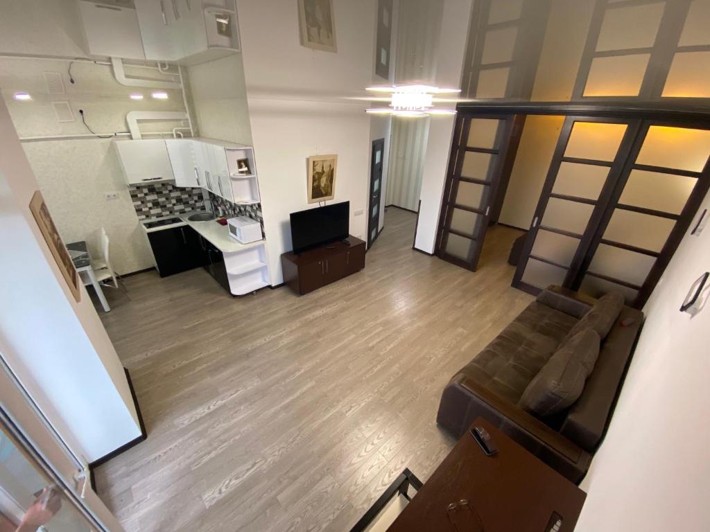 特鲁斯卡韦茨Apartment modern style的享有公寓客厅和厨房的空中景致