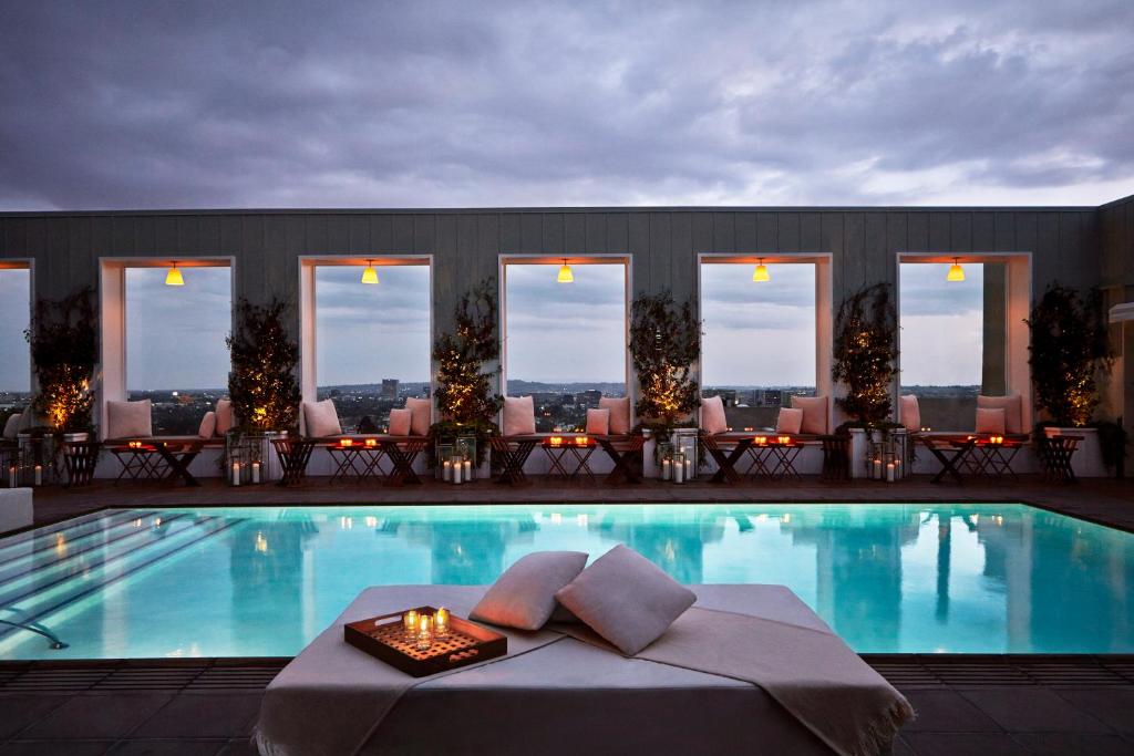 洛杉矶西好莱坞蒙德里安洛杉矶酒店的酒店游泳池设有桌椅