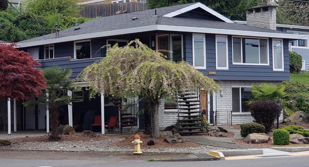 西雅图Water View Home的前面有消防栓的蓝色房子