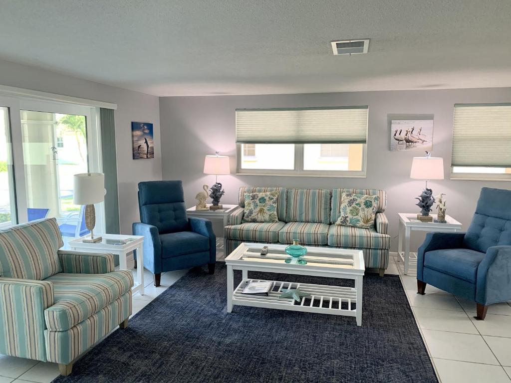 Point O'RocksIsland House Beach Resort 13的带沙发、椅子和桌子的客厅