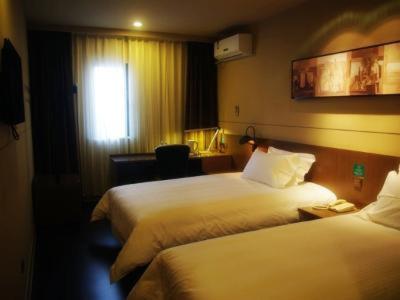 锦江之星品尚上海虹桥枢纽江桥万达广场酒店客房内的一张或多张床位