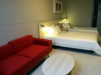 锦江之星上海张江金融信息园曹路地铁站酒店客房内的一张或多张床位