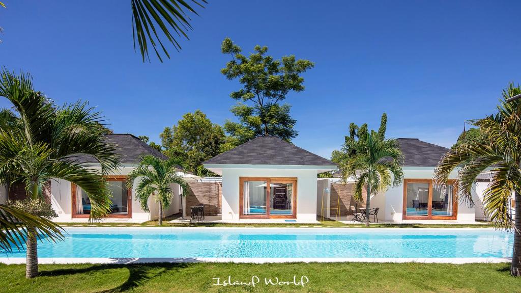 邦劳邦劳岛屿世界度假村的一座带游泳池和棕榈树的房子
