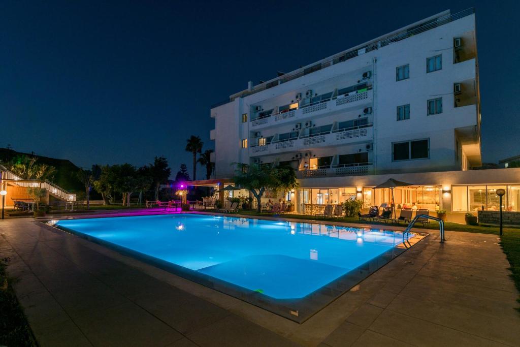 马塔拉马塔拉湾公寓酒店的一座游泳池,在晚上在建筑物前