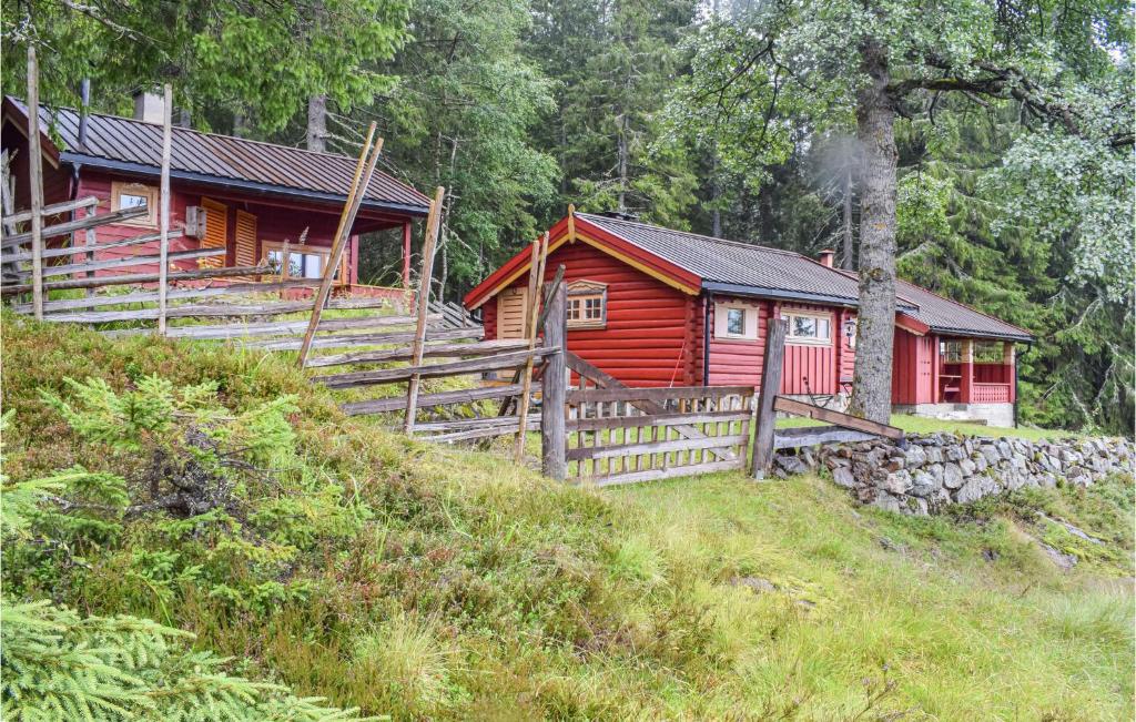 FeiringHgesset的森林中间的红色小屋