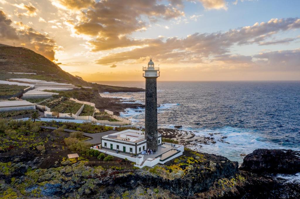 巴尔洛文托Lighthouse on La Palma Island的海岸灯塔的空中景观