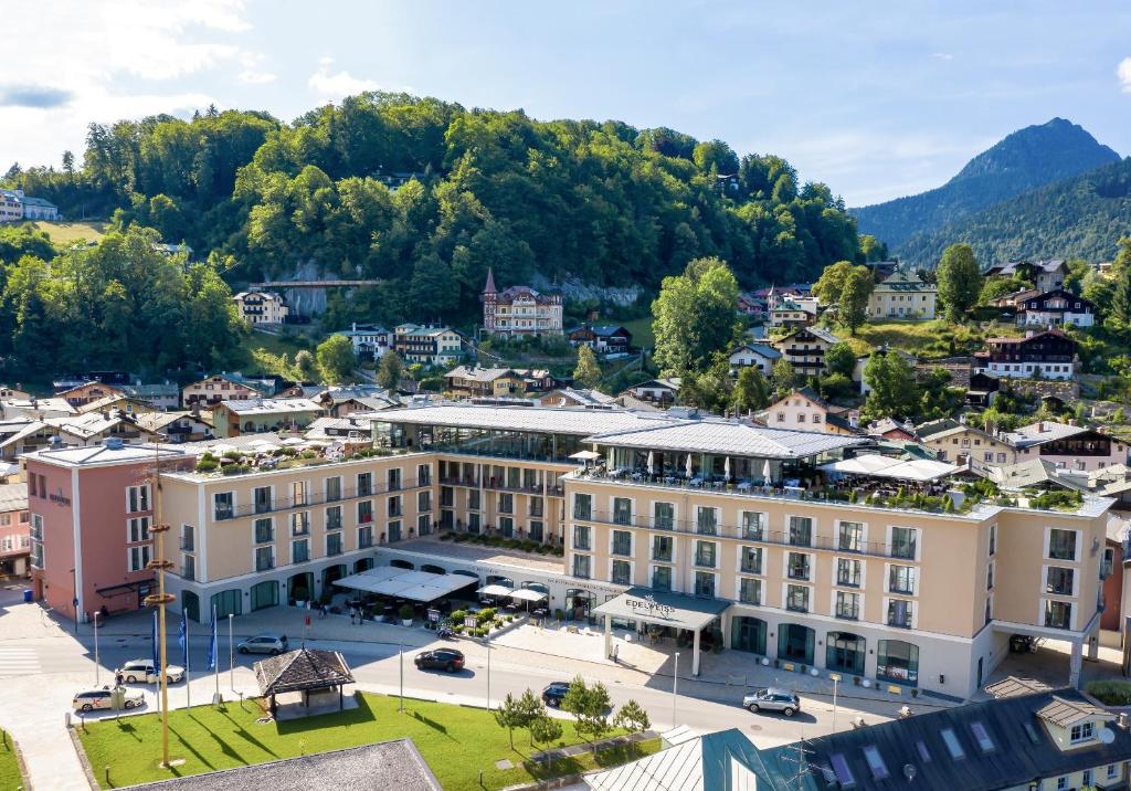 贝希特斯加登Hotel EDELWEISS Berchtesgaden Superior的享有小镇的空中景色,以群山为背景