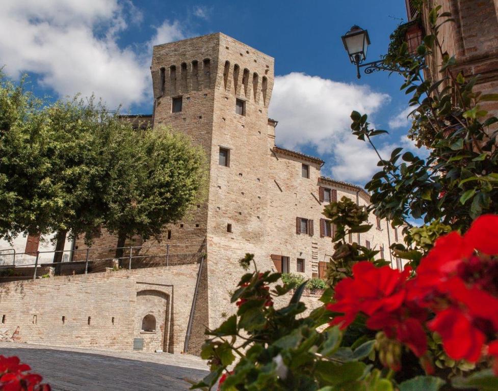 Magliano di TennaMarcheAmore - Torre da Bora, Luxury Medieval Tower的一座大型石头建筑,有一座城市的塔