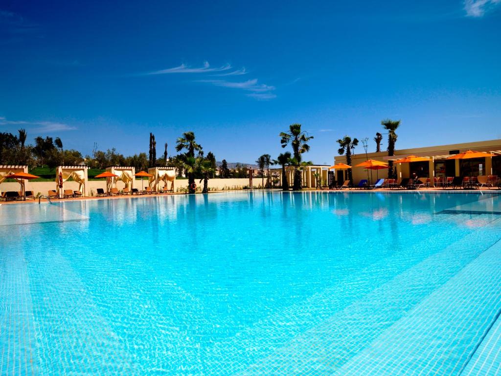 非斯Palais Médina Riad Resort的度假村内的大型蓝色海水游泳池