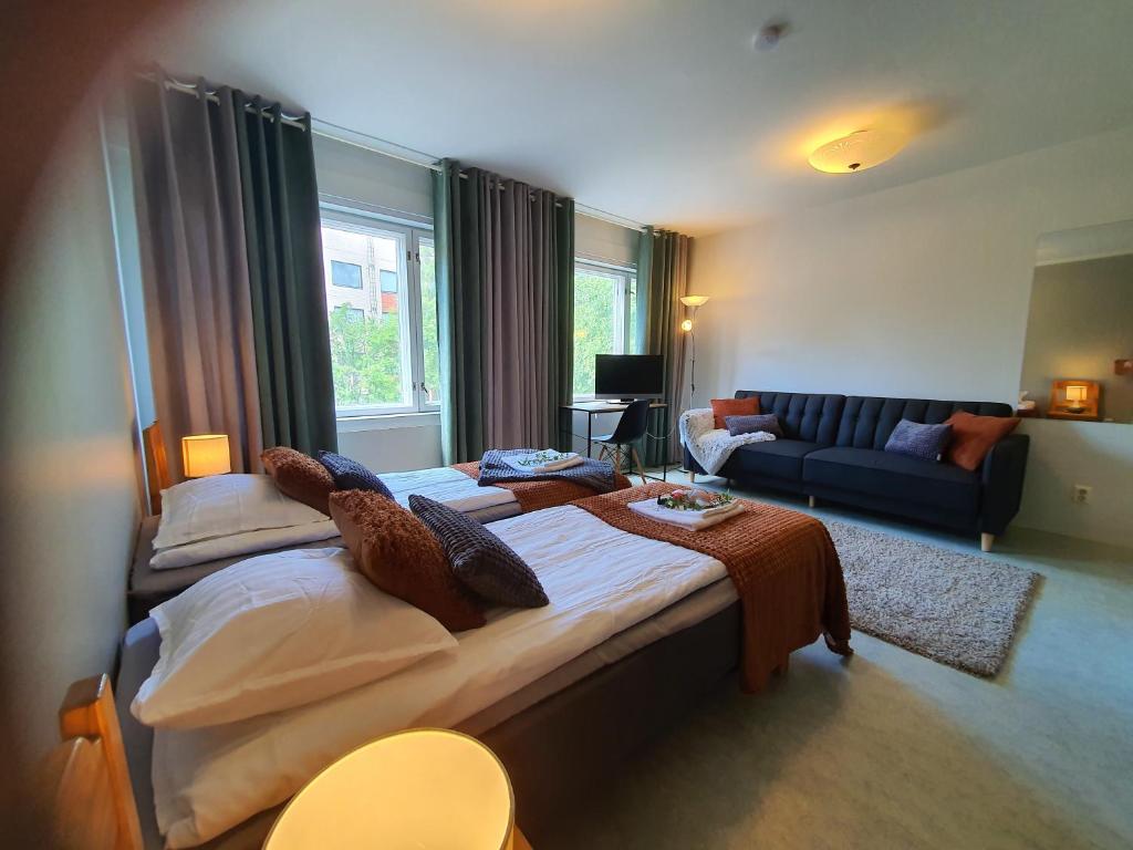 库萨莫库珊卡酒店的一间带两张床和一张沙发的大卧室
