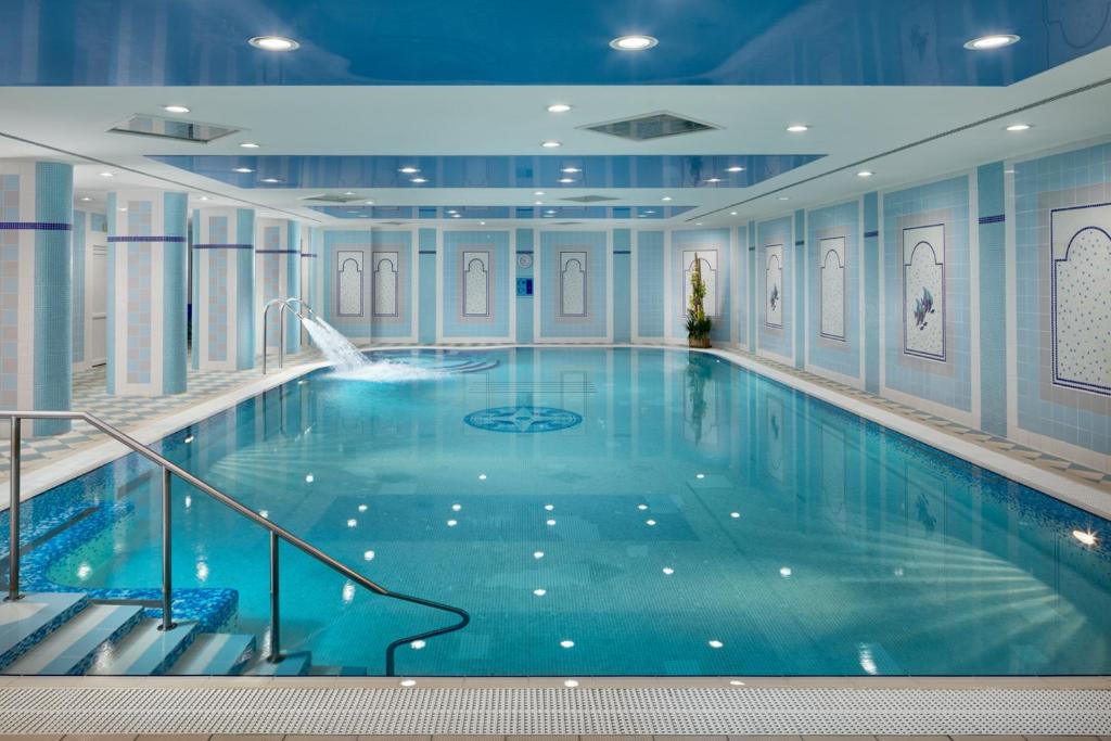 玛丽亚温泉Ensana Hotel Pacifik的在酒店房间的一个大型游泳池