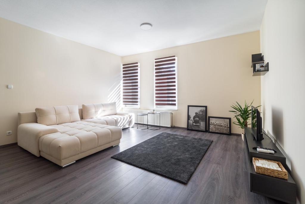 希欧福克City Home Balaton的客厅配有白色沙发和电视