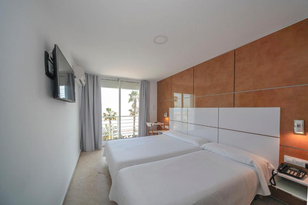 瓦伦西亚索尔海滩酒店的一间卧室设有两张床和大窗户