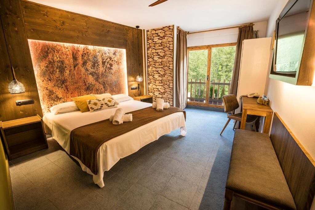 索特Hotel Restaurant Les Brases的一间卧室设有一张床和一个大窗户