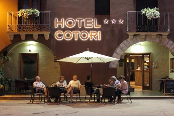 厄尔·彭特·德·苏尔特科托里酒店的一群坐在酒店前桌旁的人