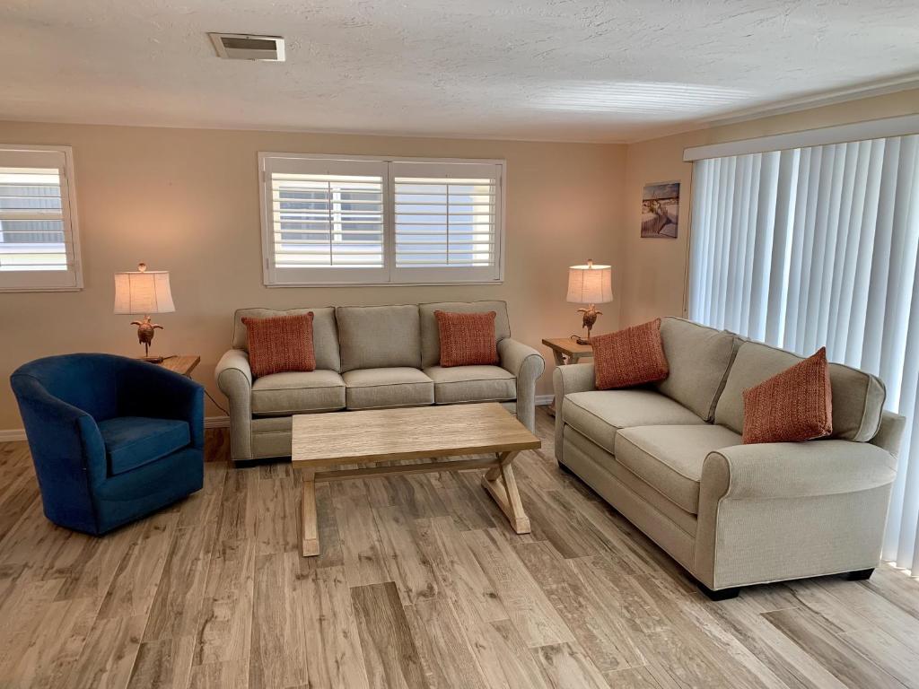 西耶斯塔岛Island House Beach Resort 7的客厅配有两张沙发和一张咖啡桌