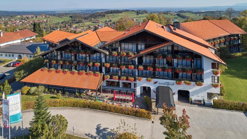 巴特科尔格鲁布施灵格斯霍夫酒店的享有带橙色屋顶的大型建筑的空中景致