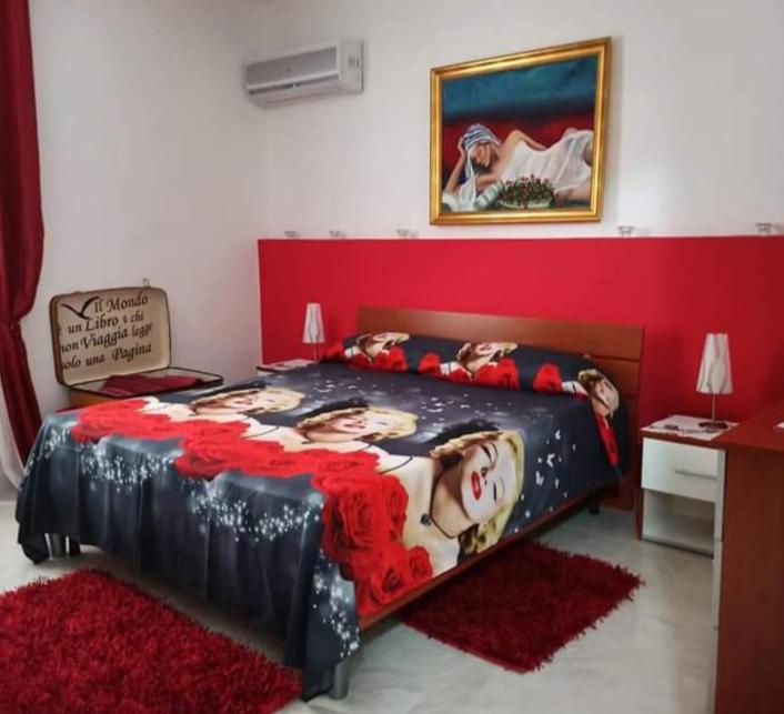 夏卡B&B Omer的一张大床,位于一个红色墙壁的房间