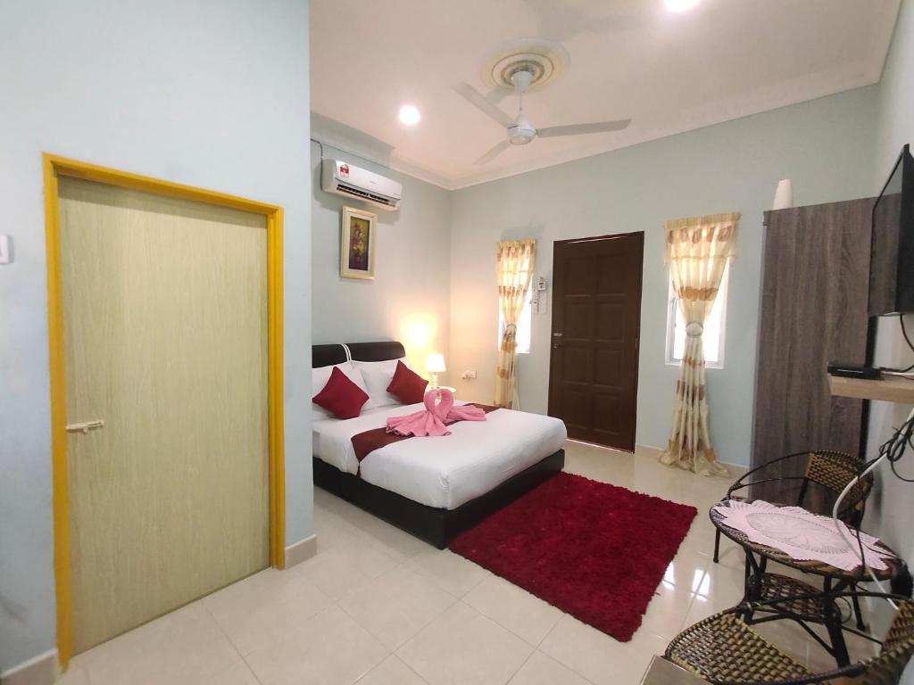 珍南海滩Ku's Roomstay的一间卧室,配有一张粉红色的床铺