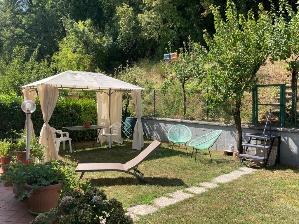 卡波罗纳Home Azzurra的一个带帐篷、椅子和桌子的花园