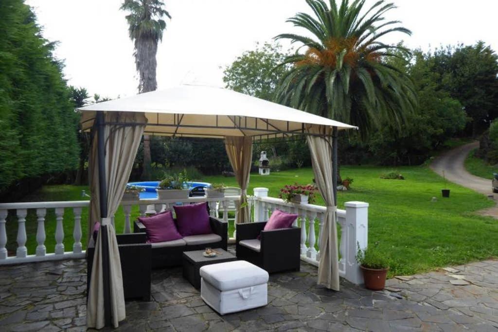 MuriedasLa Rocosa的凉亭配有椅子和遮阳伞